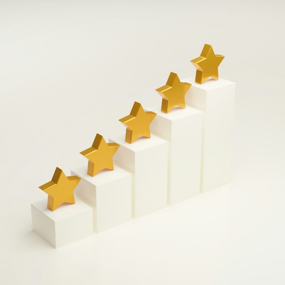 Cinq étoiles dorées sur des blocs blancs, représentant une progression ou une évaluation.