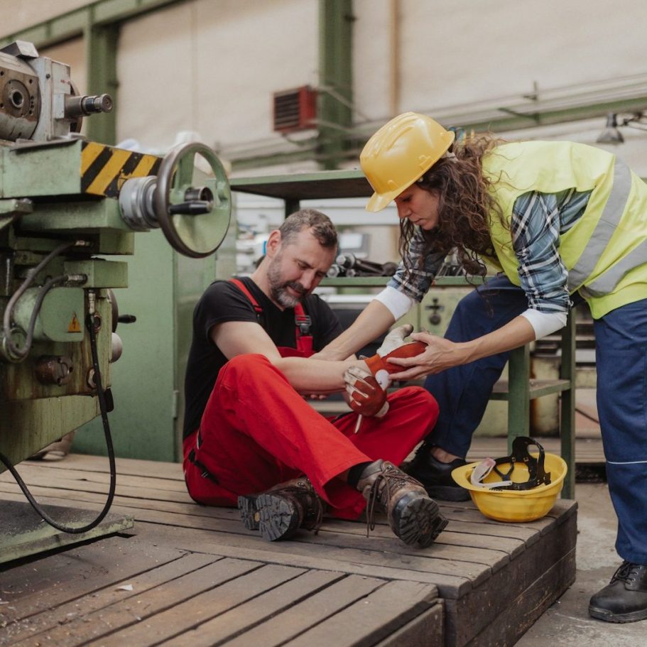 Un homme et une femme en vêtement de travail, gérant un accident du travail